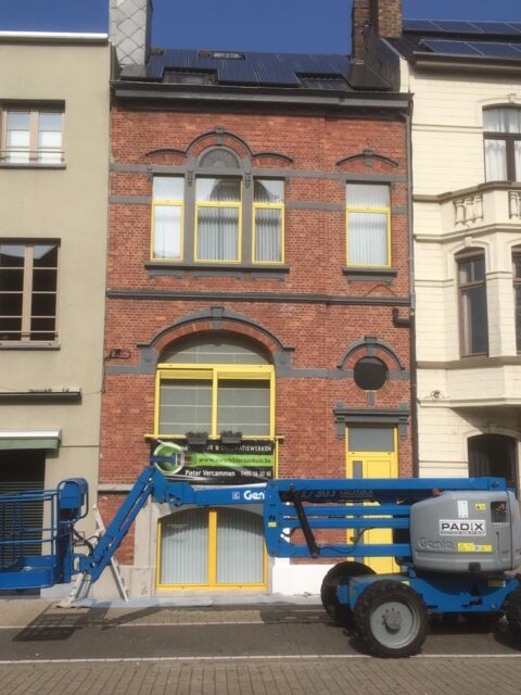 Buitenschilderwerk en kaleien van een herenhuis