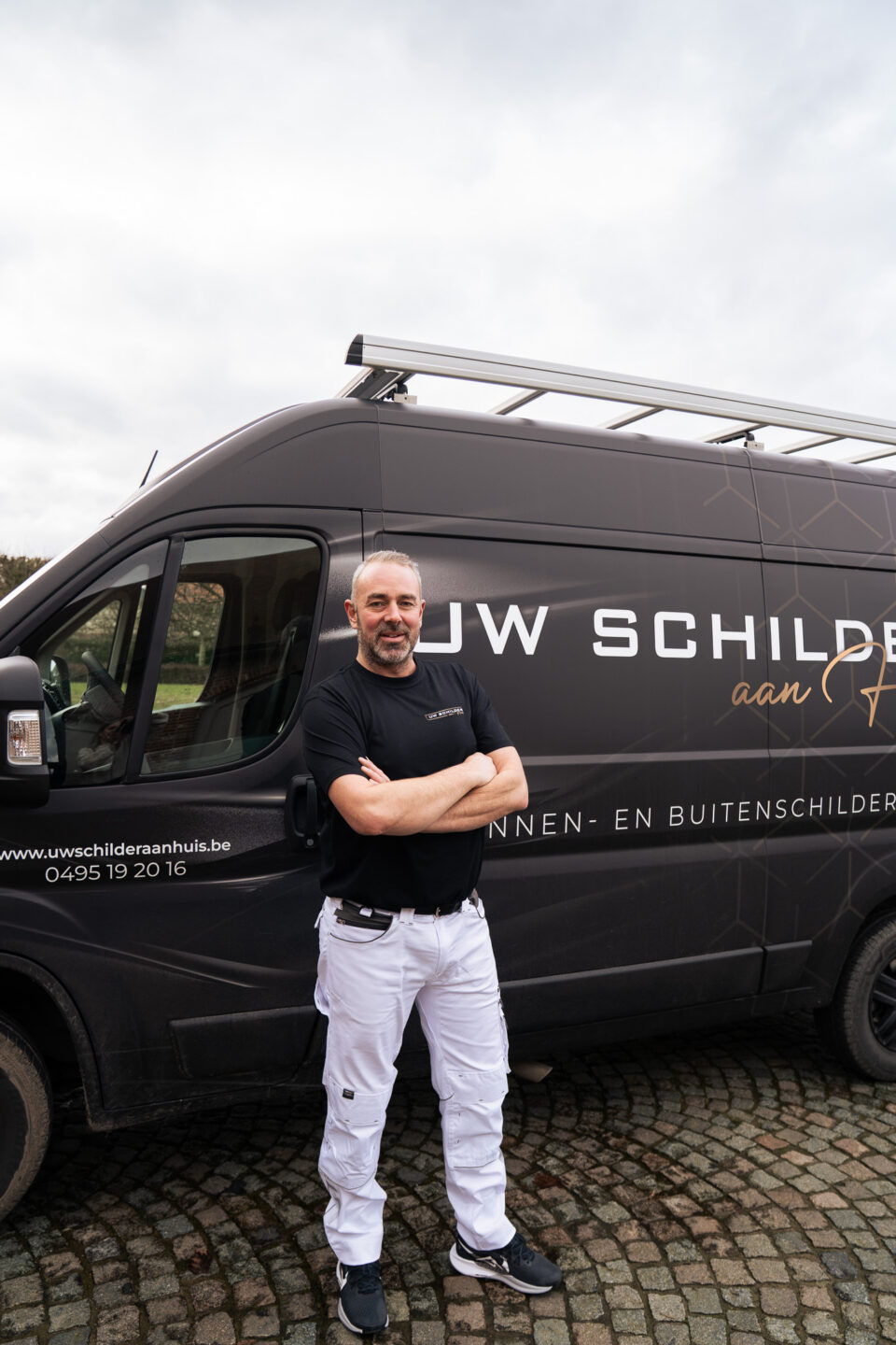 Pieter Vercammen bij zijn bestelwagen van Uw Schilder aan Huis
