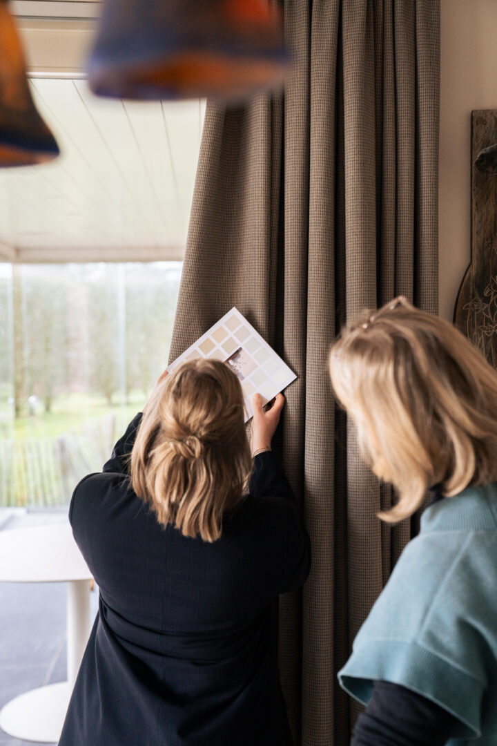 Kleurstalen naast een gordijn vergelijken