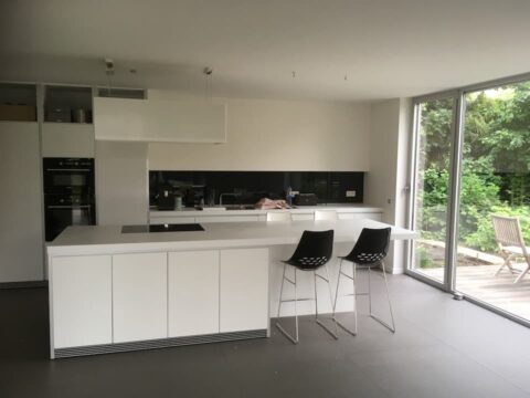 Schilderwerken in een moderne witte keuken
